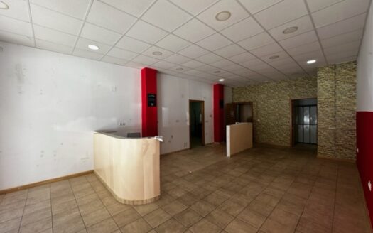 Local 048 Venta localizado a 1 minuto andando de Renfe y del Corte Ingles.