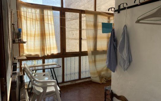 P 330 Primer piso en la calle Barrera con techos altos y suelos hidraulicos mas una tercera parte de un solar urbano