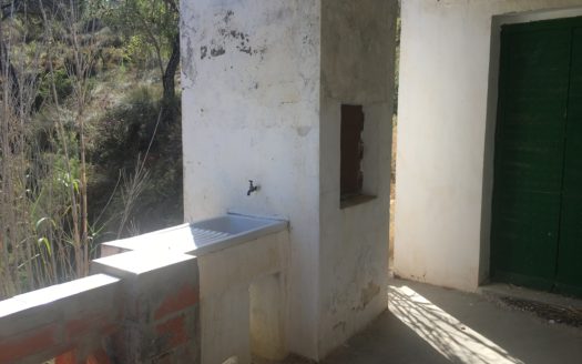 CT 096 Almacen agricola en zona protegida en Biar.