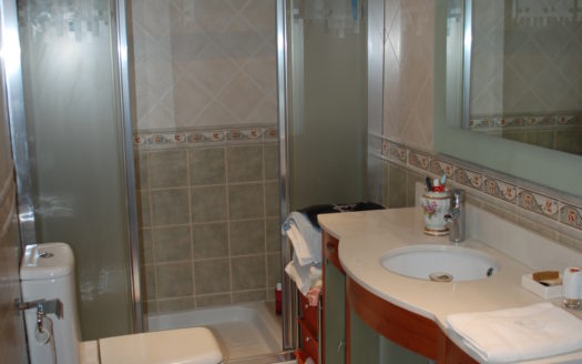 P182 Duplex en la calle Barrera, edificio de solo 4 pisos con ascensor y Plaza de garaje en otro edificio.