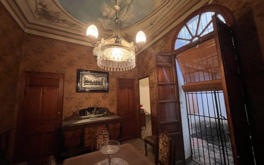 C 282 Casa señorial en Caudete en la plaza del ayuntamiento.