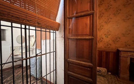 C 282 Casa señorial en Caudete en la plaza del ayuntamiento.