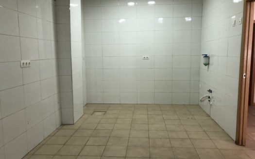 Local 048 Venta localizado a 1 minuto andando de Renfe y del Corte Ingles.