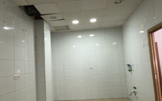 Local 048 Venta localizado a 1 minuto andando de Renfe y del Corte Ingles.