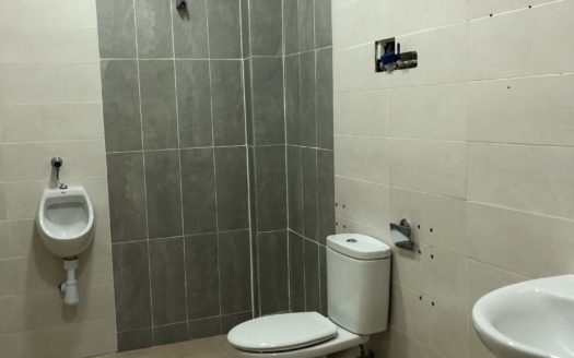 Local 048 Venta localizado a 1 minuto andando de Renfe y del Corte Ingles.