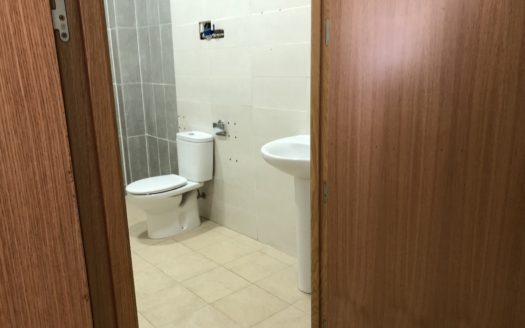 Local 048 Venta localizado a 1 minuto andando de Renfe y del Corte Ingles.