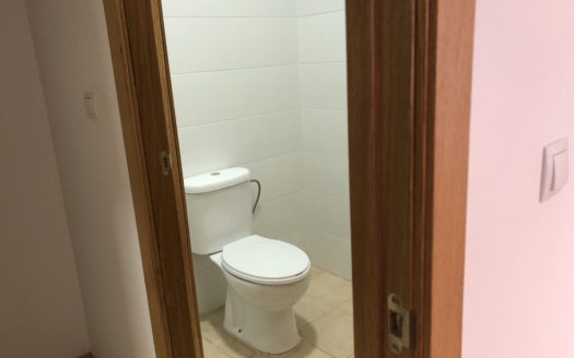 Local 048 Venta localizado a 1 minuto andando de Renfe y del Corte Ingles.