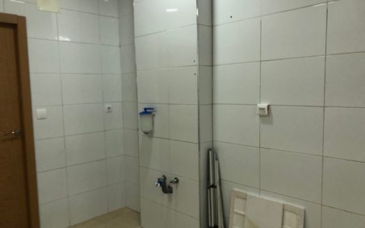 Local 048 Venta localizado a 1 minuto andando de Renfe y del Corte Ingles.