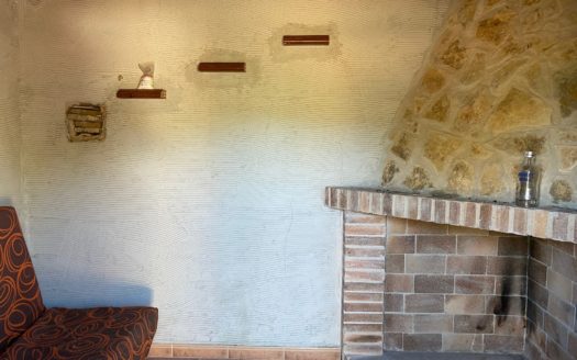 CT 062 caseta de aperos en terreno con agua de riego y baño.