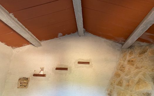 CT 062 caseta de aperos en terreno con agua de riego y baño.