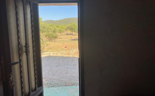 CT 062 caseta de aperos en terreno con agua de riego y baño.