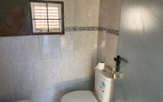 CT 062 caseta de aperos en terreno con agua de riego y baño.