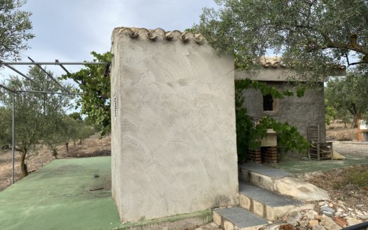 CT 062 caseta de aperos en terreno con agua de riego y baño.