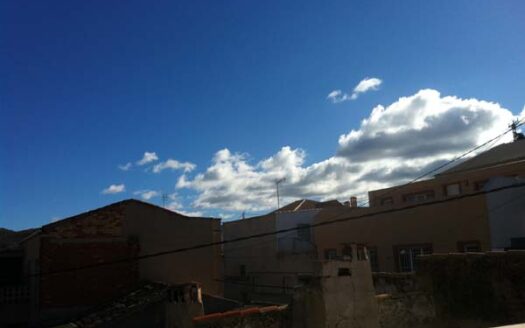 Edificio entero a estrenar con local de 50m2, trastero, piso de 2 habitaciones y un piso duplex 2 hab mas buhardilla enorme con baño