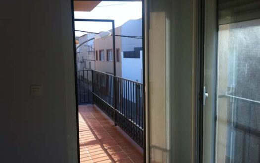 Edificio entero a estrenar con local de 50m2, trastero, piso de 2 habitaciones y un piso duplex 2 hab mas buhardilla enorme con baño