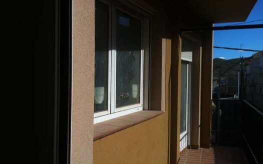 Edificio entero a estrenar con local de 50m2, trastero, piso de 2 habitaciones y un piso duplex 2 hab mas buhardilla enorme con baño