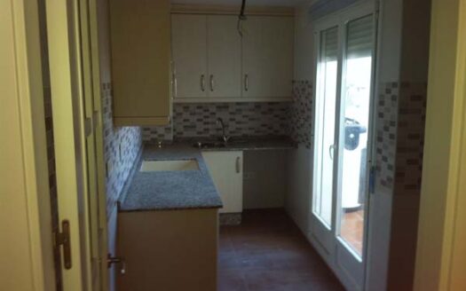 Edificio entero a estrenar con local de 50m2, trastero, piso de 2 habitaciones y un piso duplex 2 hab mas buhardilla enorme con baño