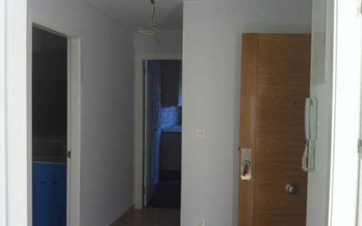 Edificio entero a estrenar con local de 50m2, trastero, piso de 2 habitaciones y un piso duplex 2 hab mas buhardilla enorme con baño