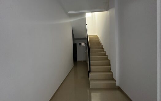 Edificio entero a estrenar con local de 50m2, trastero, piso de 2 habitaciones y un piso duplex 2 hab mas buhardilla enorme con baño