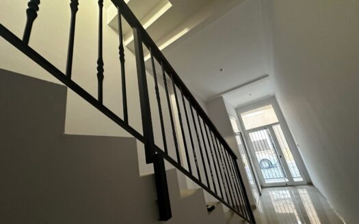 Edificio entero a estrenar con local de 50m2, trastero, piso de 2 habitaciones y un piso duplex 2 hab mas buhardilla enorme con baño