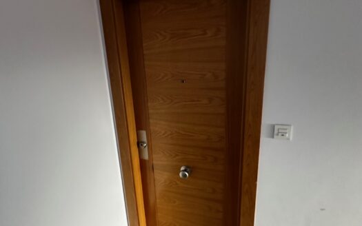 Edificio entero a estrenar con local de 50m2, trastero, piso de 2 habitaciones y un piso duplex 2 hab mas buhardilla enorme con baño