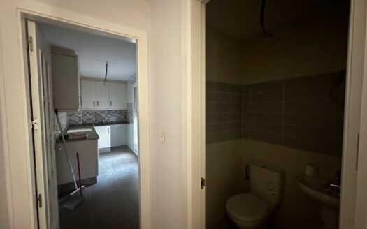 Edificio entero a estrenar con local de 50m2, trastero, piso de 2 habitaciones y un piso duplex 2 hab mas buhardilla enorme con baño