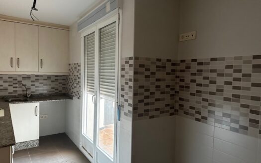 Edificio entero a estrenar con local de 50m2, trastero, piso de 2 habitaciones y un piso duplex 2 hab mas buhardilla enorme con baño