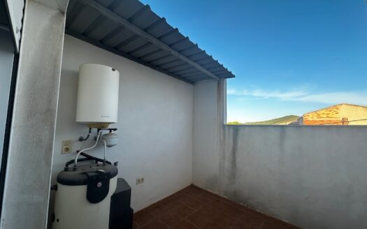 Edificio entero a estrenar con local de 50m2, trastero, piso de 2 habitaciones y un piso duplex 2 hab mas buhardilla enorme con baño