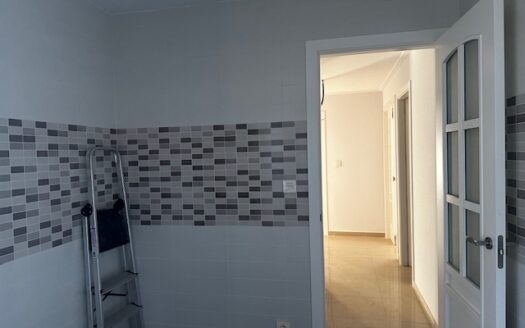 Edificio entero a estrenar con local de 50m2, trastero, piso de 2 habitaciones y un piso duplex 2 hab mas buhardilla enorme con baño