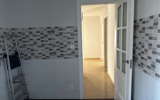 Edificio entero a estrenar con local de 50m2, trastero, piso de 2 habitaciones y un piso duplex 2 hab mas buhardilla enorme con baño