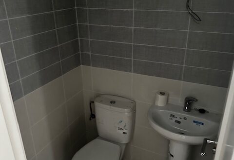 Edificio entero a estrenar con local de 50m2, trastero, piso de 2 habitaciones y un piso duplex 2 hab mas buhardilla enorme con baño