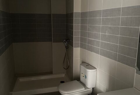 Edificio entero a estrenar con local de 50m2, trastero, piso de 2 habitaciones y un piso duplex 2 hab mas buhardilla enorme con baño