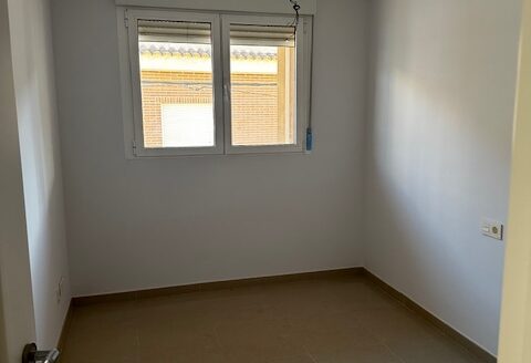 Edificio entero a estrenar con local de 50m2, trastero, piso de 2 habitaciones y un piso duplex 2 hab mas buhardilla enorme con baño