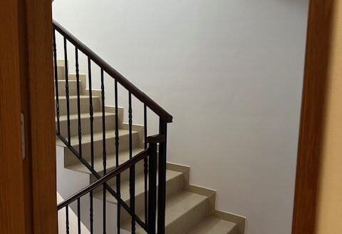 Edificio entero a estrenar con local de 50m2, trastero, piso de 2 habitaciones y un piso duplex 2 hab mas buhardilla enorme con baño