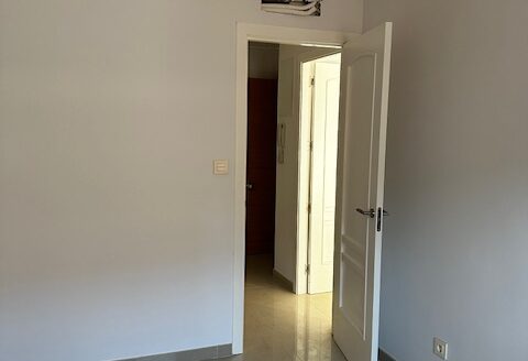 Edificio entero a estrenar con local de 50m2, trastero, piso de 2 habitaciones y un piso duplex 2 hab mas buhardilla enorme con baño