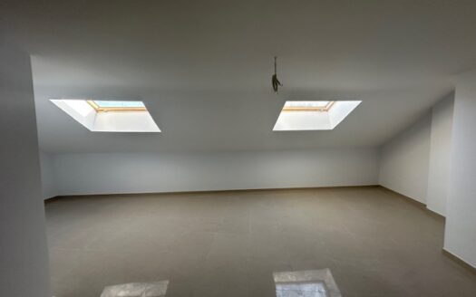 Edificio entero a estrenar con local de 50m2, trastero, piso de 2 habitaciones y un piso duplex 2 hab mas buhardilla enorme con baño