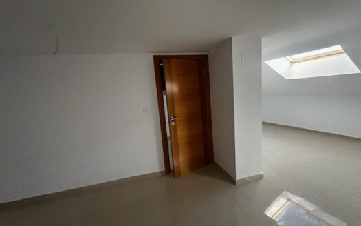 Edificio entero a estrenar con local de 50m2, trastero, piso de 2 habitaciones y un piso duplex 2 hab mas buhardilla enorme con baño