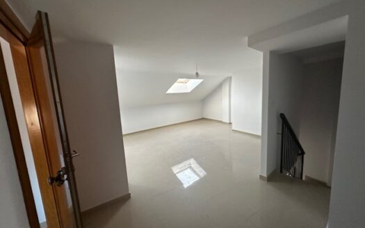 Edificio entero a estrenar con local de 50m2, trastero, piso de 2 habitaciones y un piso duplex 2 hab mas buhardilla enorme con baño