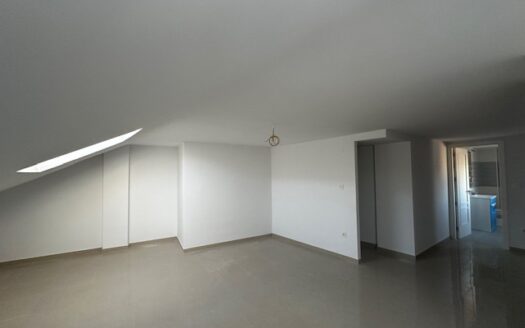 Edificio entero a estrenar con local de 50m2, trastero, piso de 2 habitaciones y un piso duplex 2 hab mas buhardilla enorme con baño