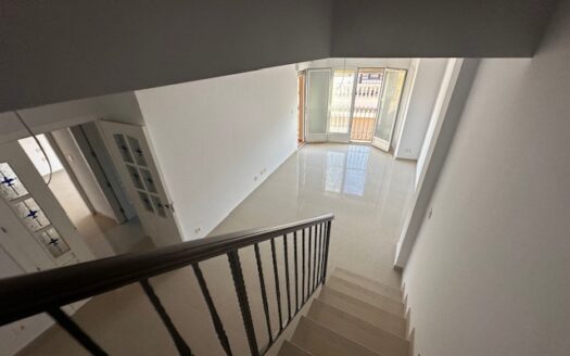 Edificio entero a estrenar con local de 50m2, trastero, piso de 2 habitaciones y un piso duplex 2 hab mas buhardilla enorme con baño