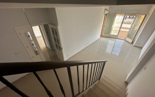 Edificio entero a estrenar con local de 50m2, trastero, piso de 2 habitaciones y un piso duplex 2 hab mas buhardilla enorme con baño