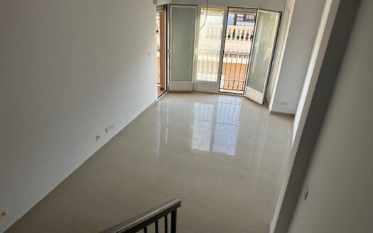 Edificio entero a estrenar con local de 50m2, trastero, piso de 2 habitaciones y un piso duplex 2 hab mas buhardilla enorme con baño