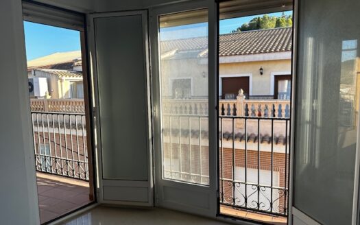 Edificio entero a estrenar con local de 50m2, trastero, piso de 2 habitaciones y un piso duplex 2 hab mas buhardilla enorme con baño