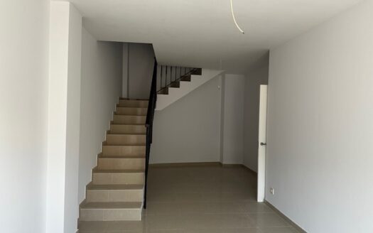 Edificio entero a estrenar con local de 50m2, trastero, piso de 2 habitaciones y un piso duplex 2 hab mas buhardilla enorme con baño