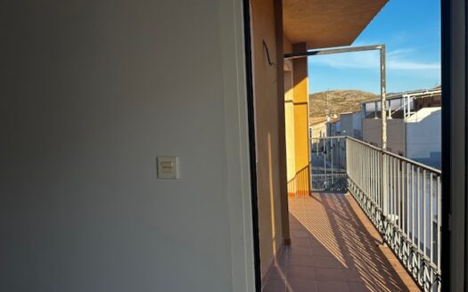 Edificio entero a estrenar con local de 50m2, trastero, piso de 2 habitaciones y un piso duplex 2 hab mas buhardilla enorme con baño