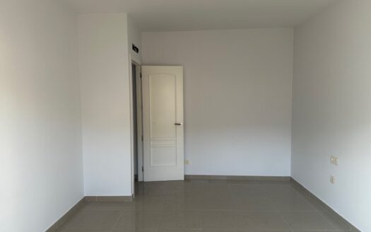 Edificio entero a estrenar con local de 50m2, trastero, piso de 2 habitaciones y un piso duplex 2 hab mas buhardilla enorme con baño