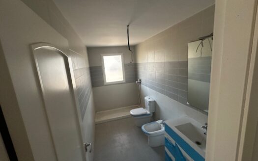 Edificio entero a estrenar con local de 50m2, trastero, piso de 2 habitaciones y un piso duplex 2 hab mas buhardilla enorme con baño