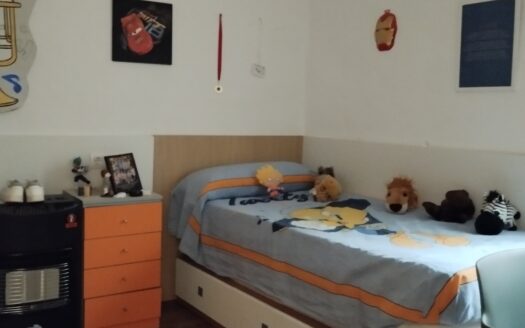 C 259 Venta casa de dos plantas primera reformada y planta segunda diafana.