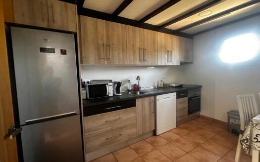 C 259 Venta casa de dos plantas primera reformada y planta segunda diafana.