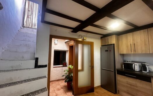 C 259 Venta casa de dos plantas primera reformada y planta segunda diafana.